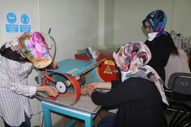 Aydıncıklı kadınlar ekmeklerini taştan çıkarıyor